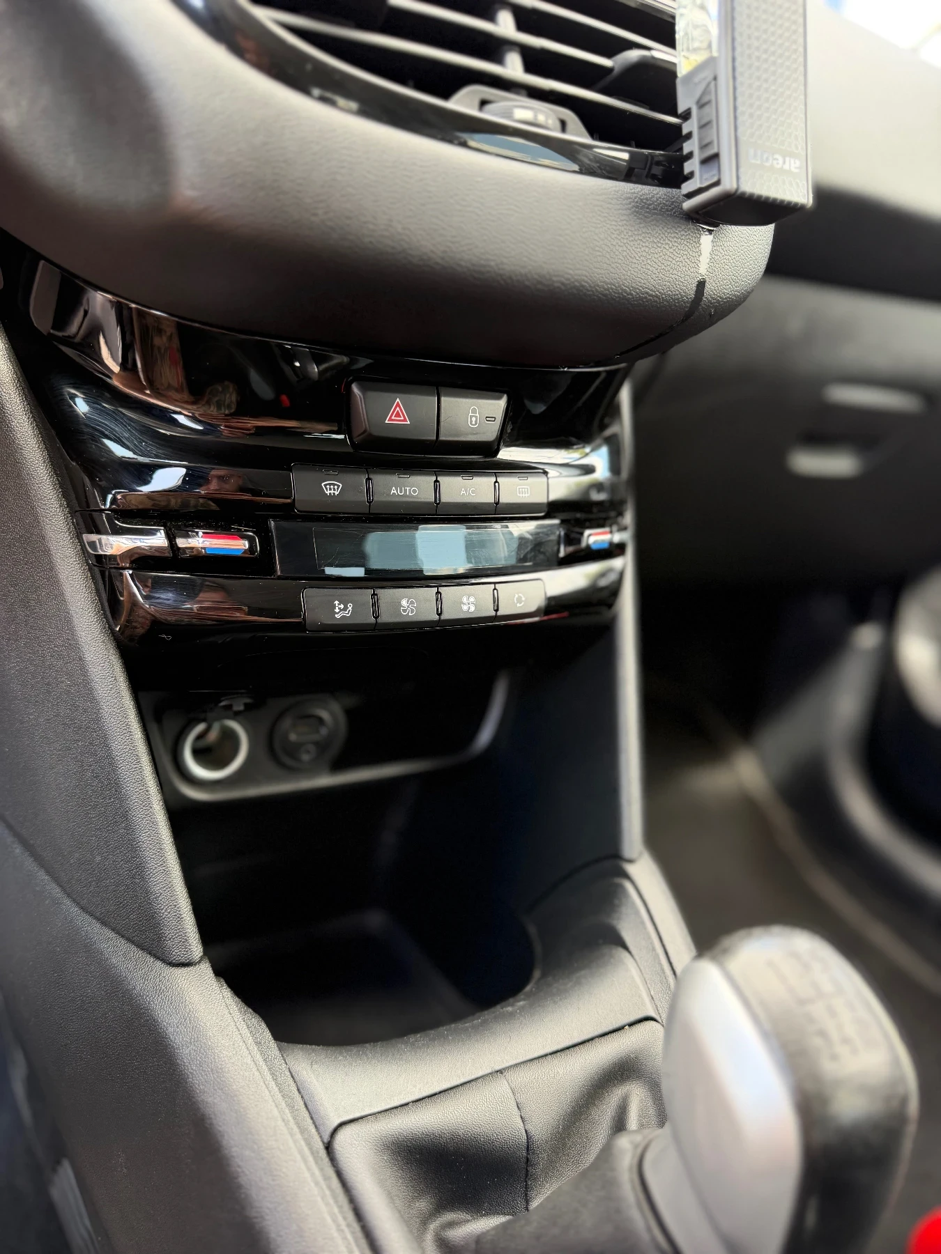 Peugeot 208, снимка 13 - Автомобили и джипове - 55433797