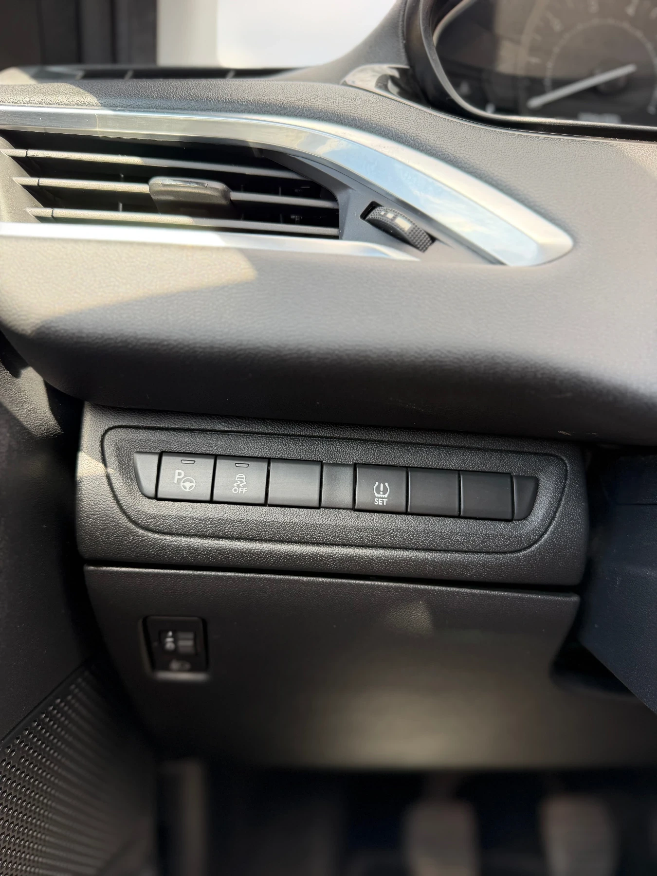 Peugeot 208, снимка 11 - Автомобили и джипове - 55433797