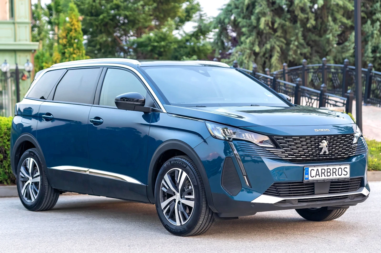 Peugeot 5008 GT 2024 бензин хибрид на 8500км
