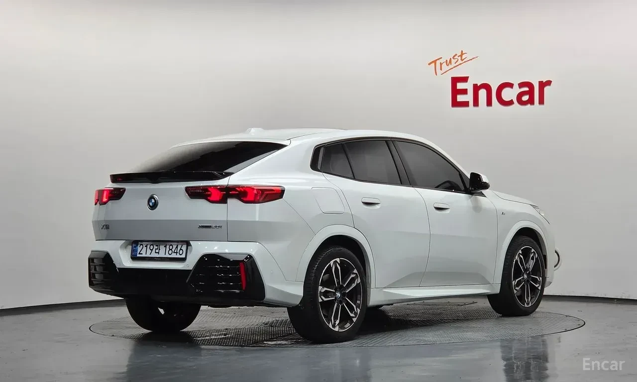 BMW X2 20i* M* SPORT* HARMON* KARDON* 360КАМЕРА* LANE* AS, снимка 2 - Автомобили и джипове - 56129645
