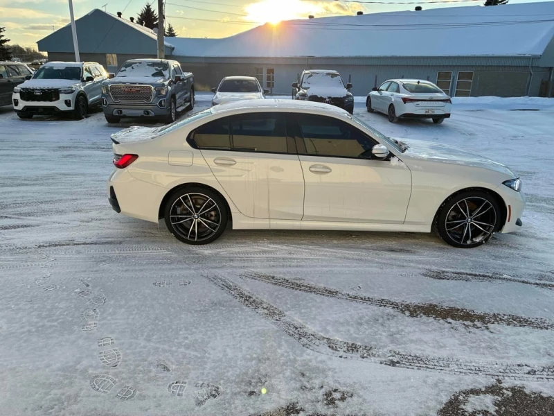 BMW 330 i xDrive 2023 * CARFAX * БЕЗ ПЪРВОНАЧАЛНА ВНОСКА, снимка 4 - Автомобили и джипове - 52714807