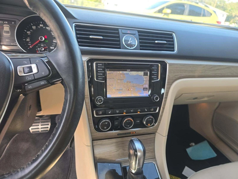 VW Passat, снимка 11 - Автомобили и джипове - 53085193