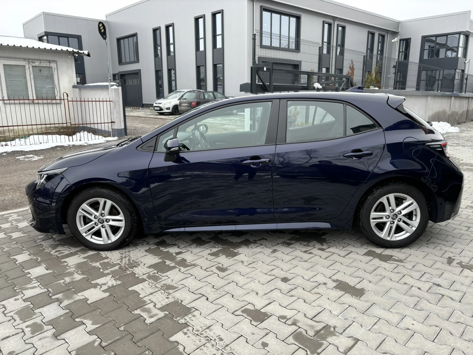 Toyota Corolla 1.8 HYBRID - изображение 4