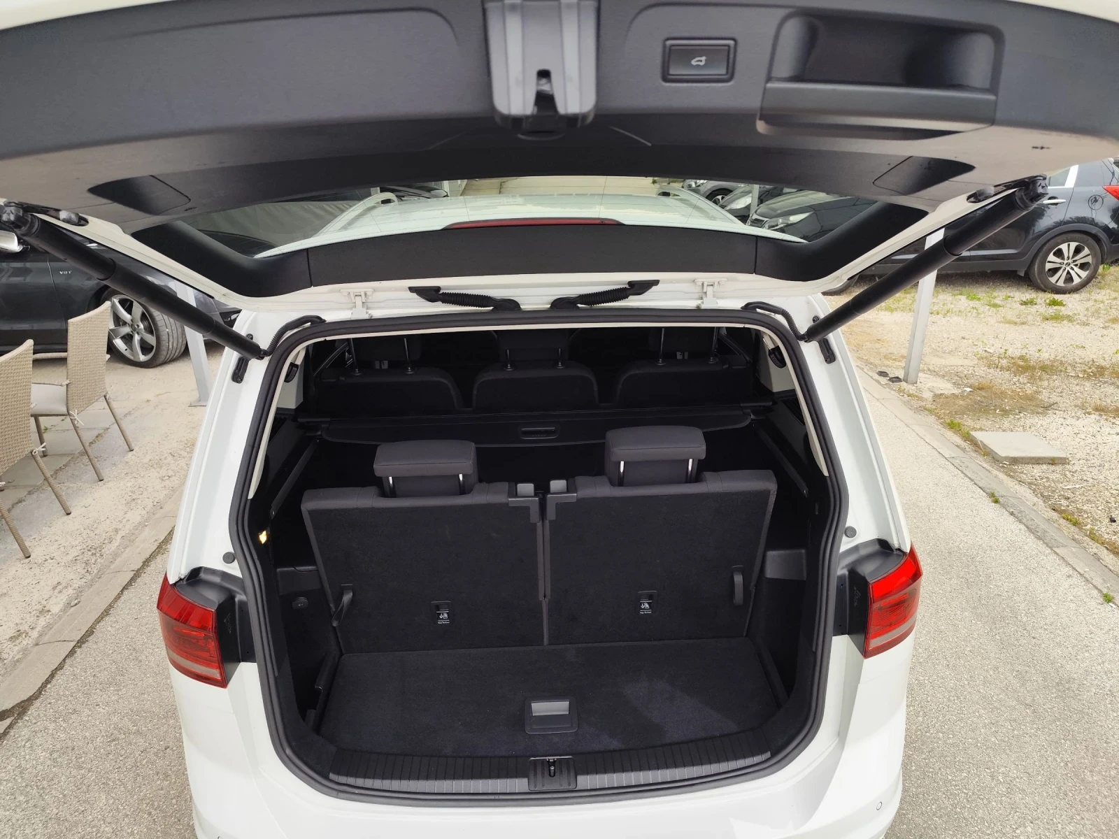 VW Touran 2.0 TDI Швейцария , снимка 13 - Автомобили и джипове - 54874281