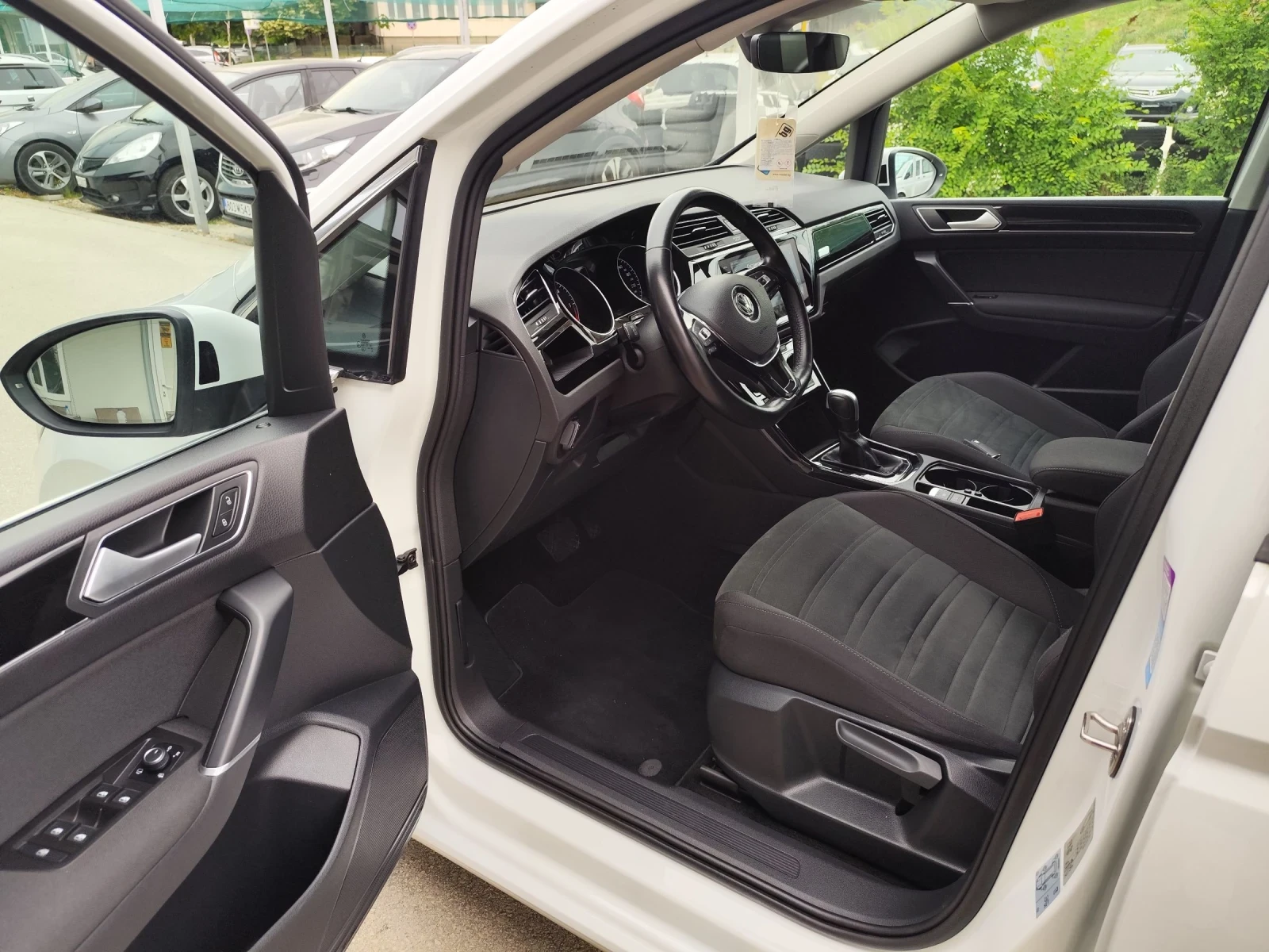 VW Touran 2.0 TDI Швейцария , снимка 5 - Автомобили и джипове - 54874281