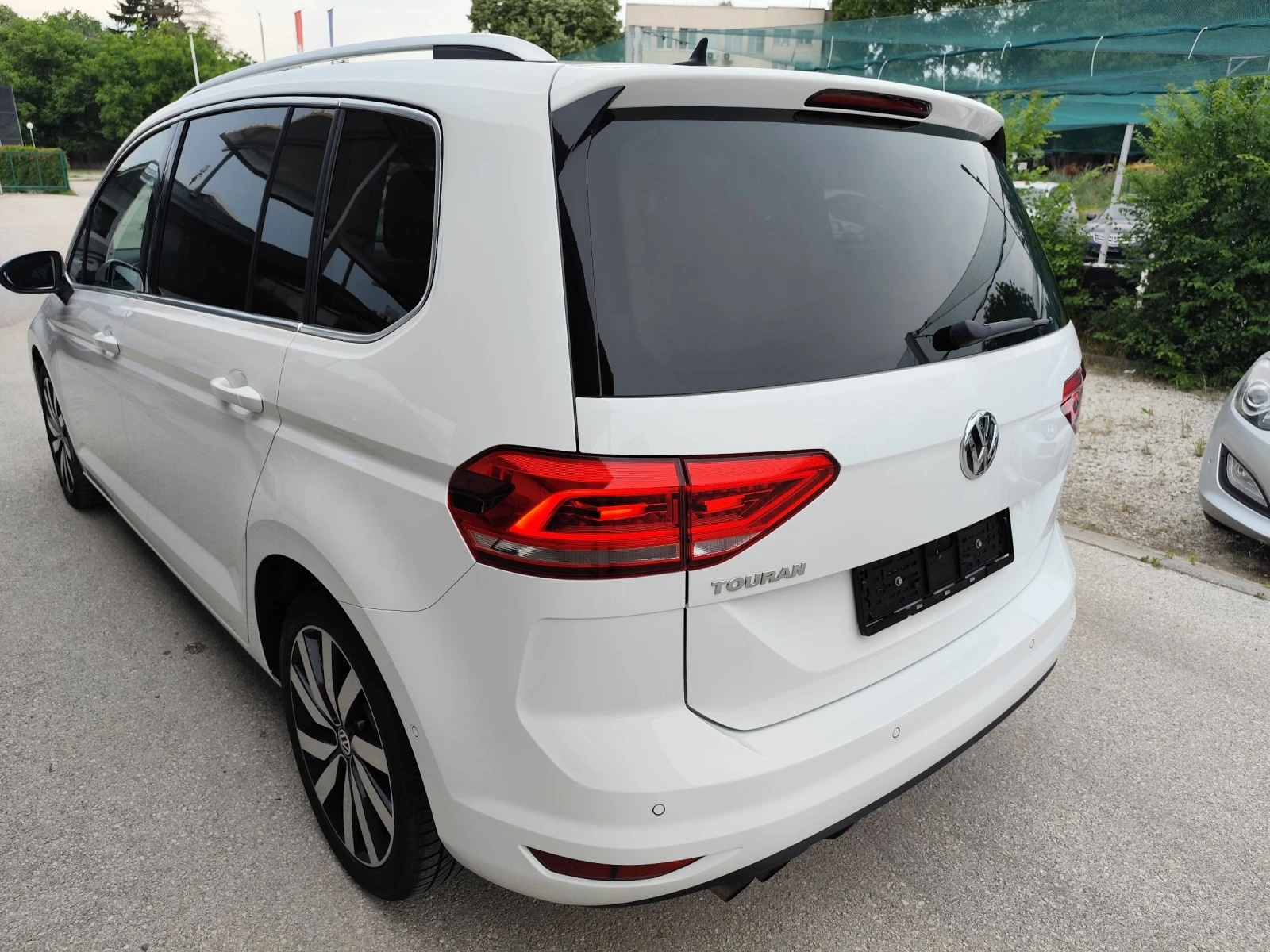 VW Touran 2.0 TDI Швейцария , снимка 11 - Автомобили и джипове - 54874281