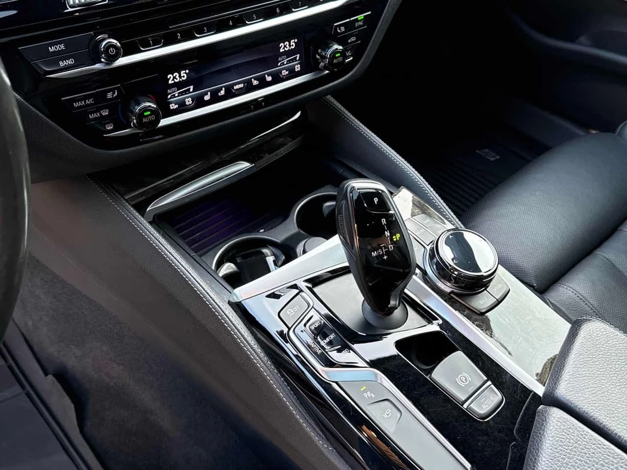 BMW 550 * M550i xDrive* АВТОКРЕДИТ БЕЗ ПЪРВОНАЧАЛНА ВНОСКА, снимка 13 - Автомобили и джипове - 55592061