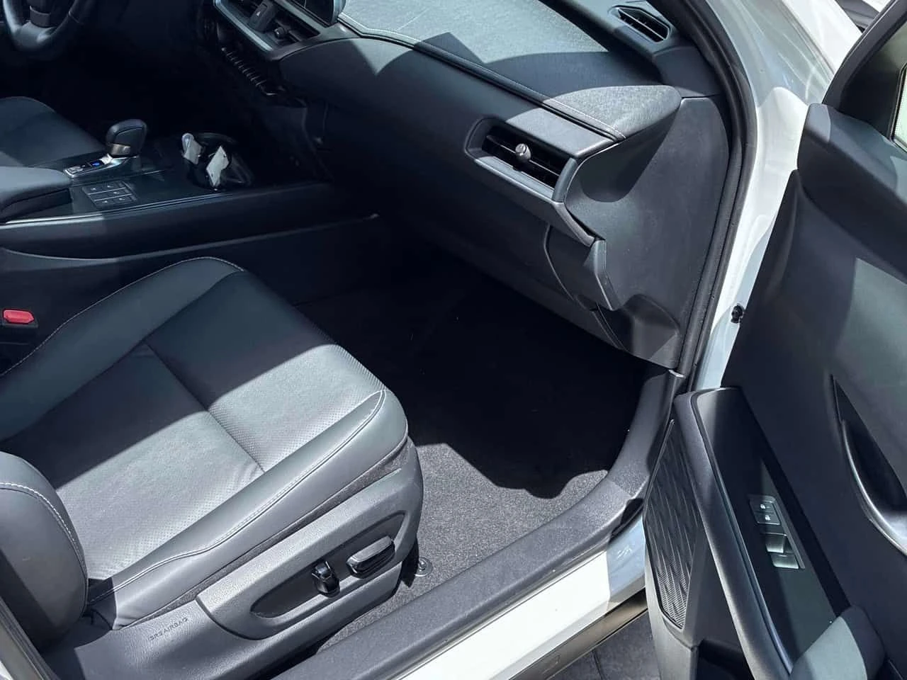 Lexus UX 300h * CARFAX * ОТ ПРЕДСТАВИТЕЛСТВО, снимка 13 - Автомобили и джипове - 54939117