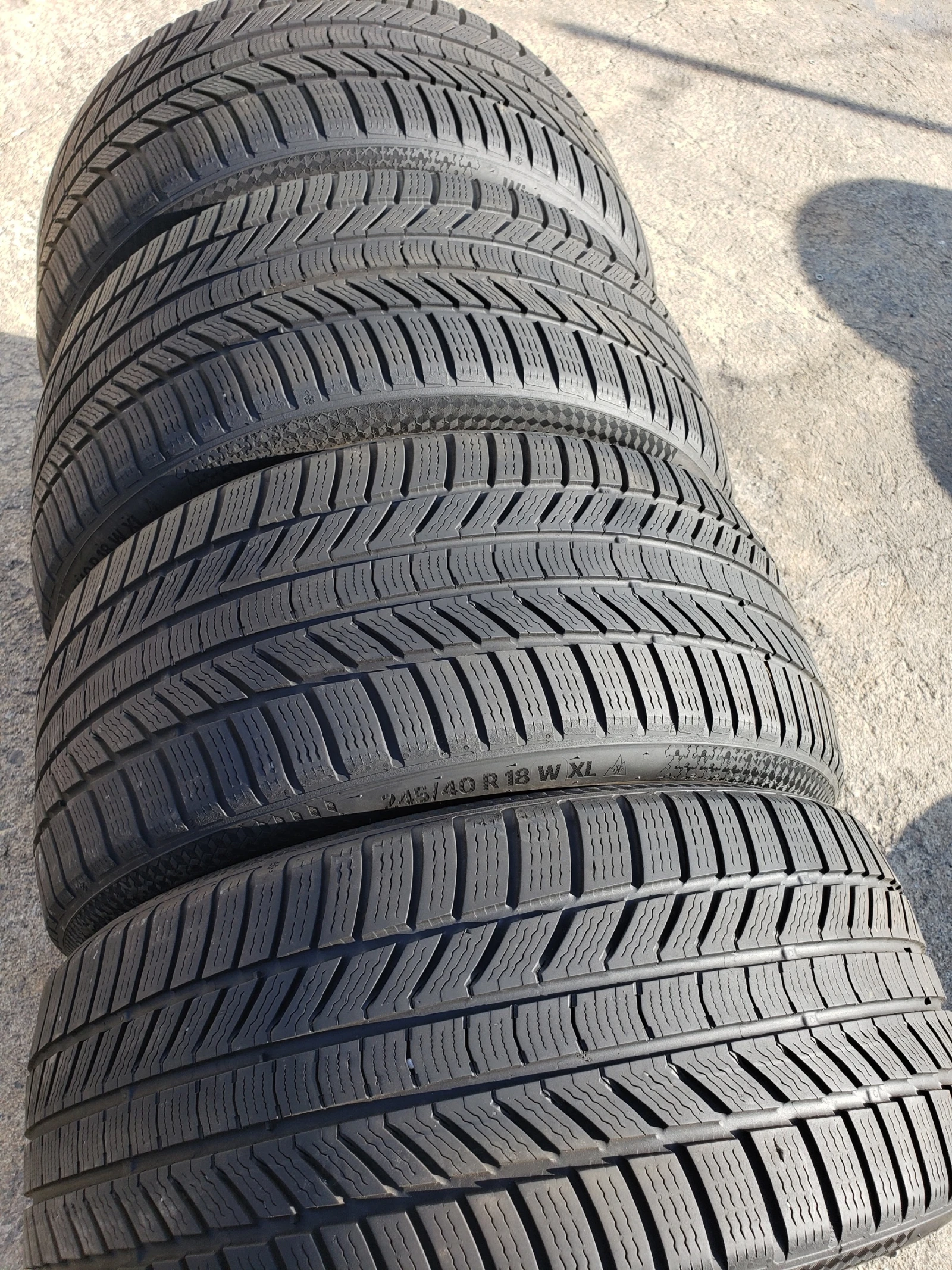 Гуми Зимни 245/40R18, снимка 4 - Гуми и джанти - 56255536