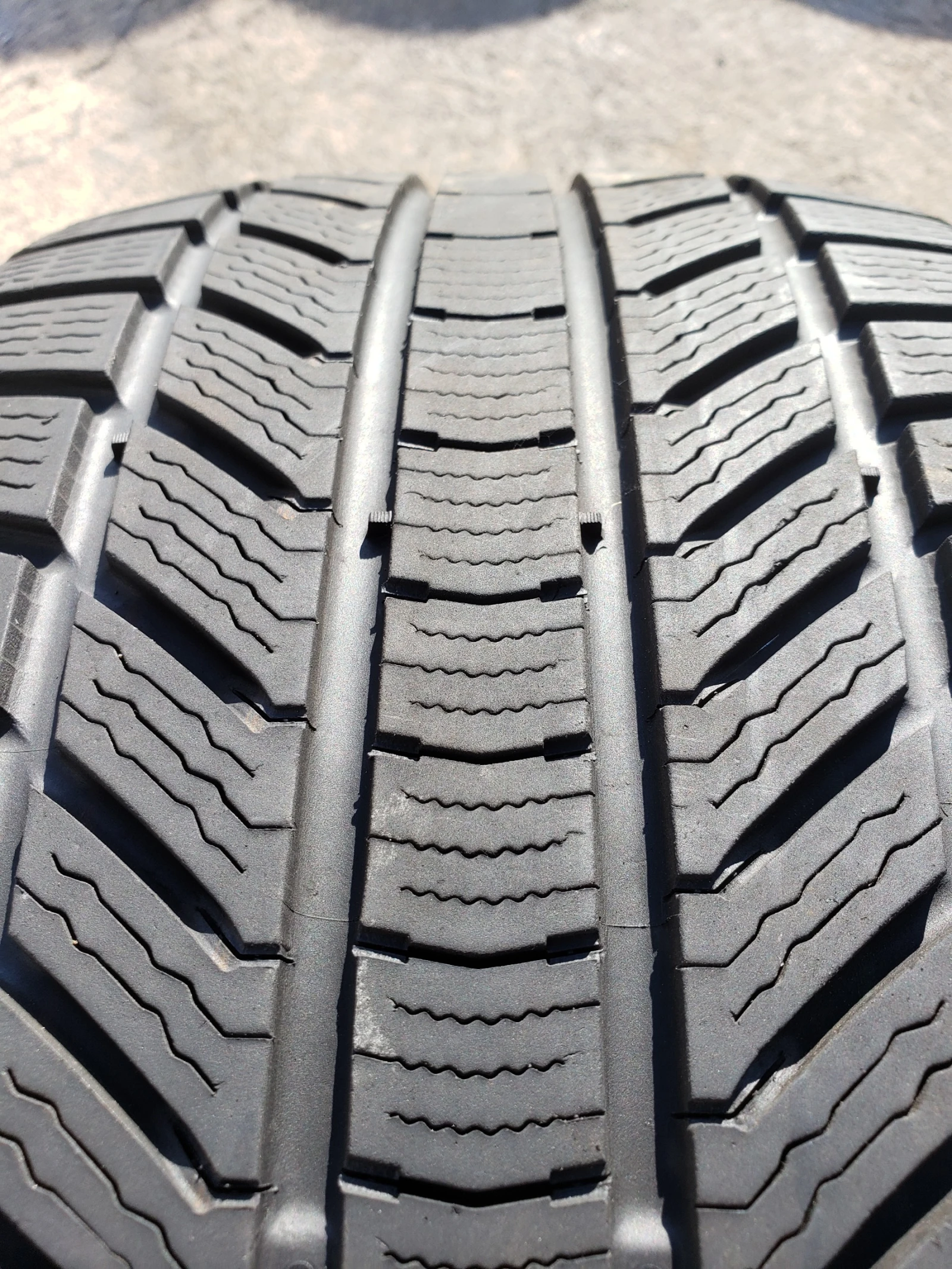 Гуми Зимни 245/40R18, снимка 6 - Гуми и джанти - 56255536