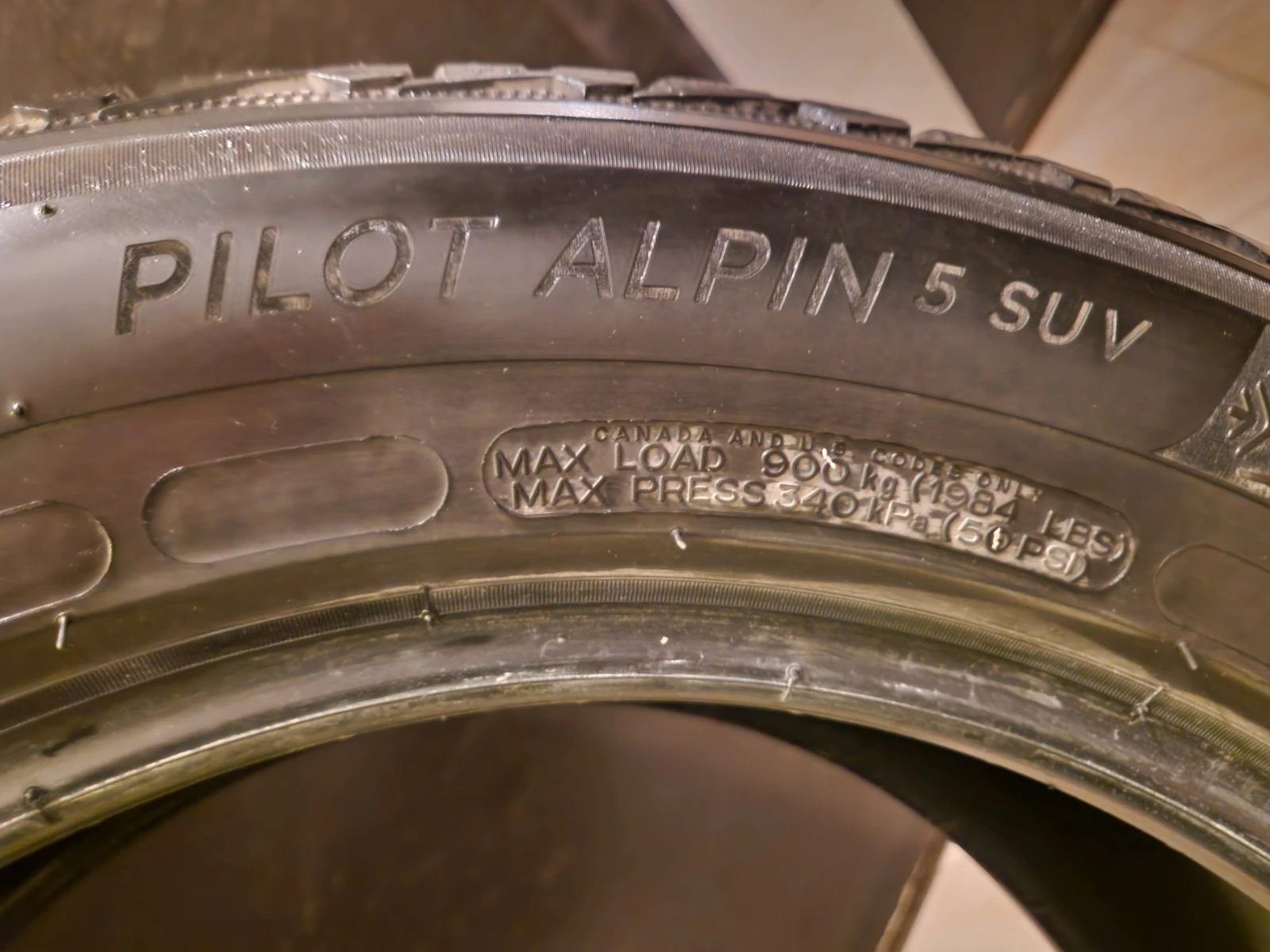 Гуми Зимни 235/55R18, снимка 2 - Гуми и джанти - 56259744