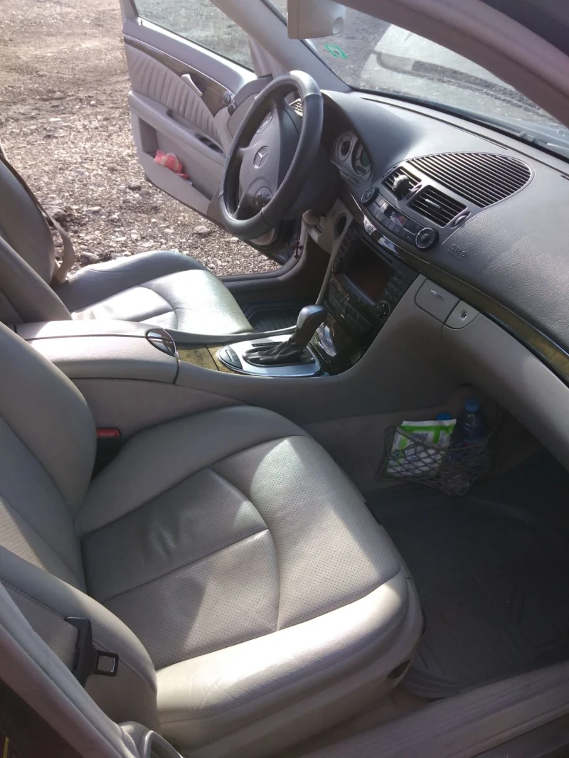 Mercedes-Benz E 270 2.7 CDI, снимка 14 - Автомобили и джипове - 53076894