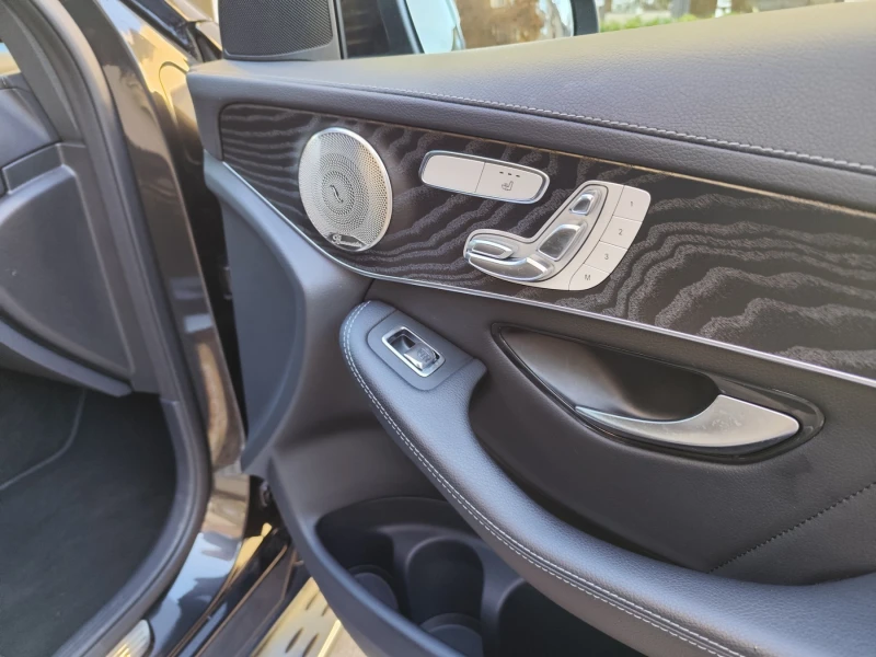 Mercedes-Benz GLC 300 4MATIC* * * AMG* * * PANORAMA* * * plug in hybrid, снимка 8 - Автомобили и джипове - 52775897