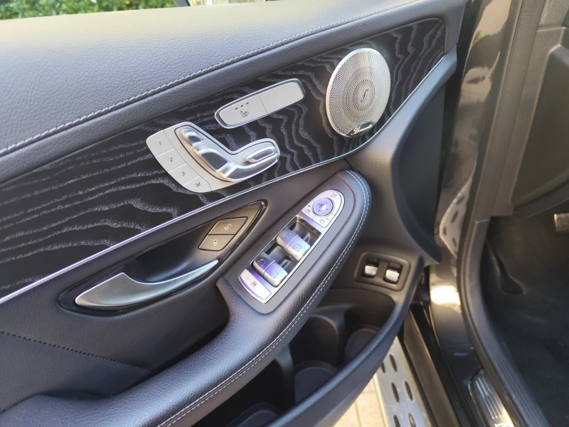 Mercedes-Benz GLC 300 4MATIC* * * AMG* * * PANORAMA* * * plug in hybrid, снимка 7 - Автомобили и джипове - 52775897
