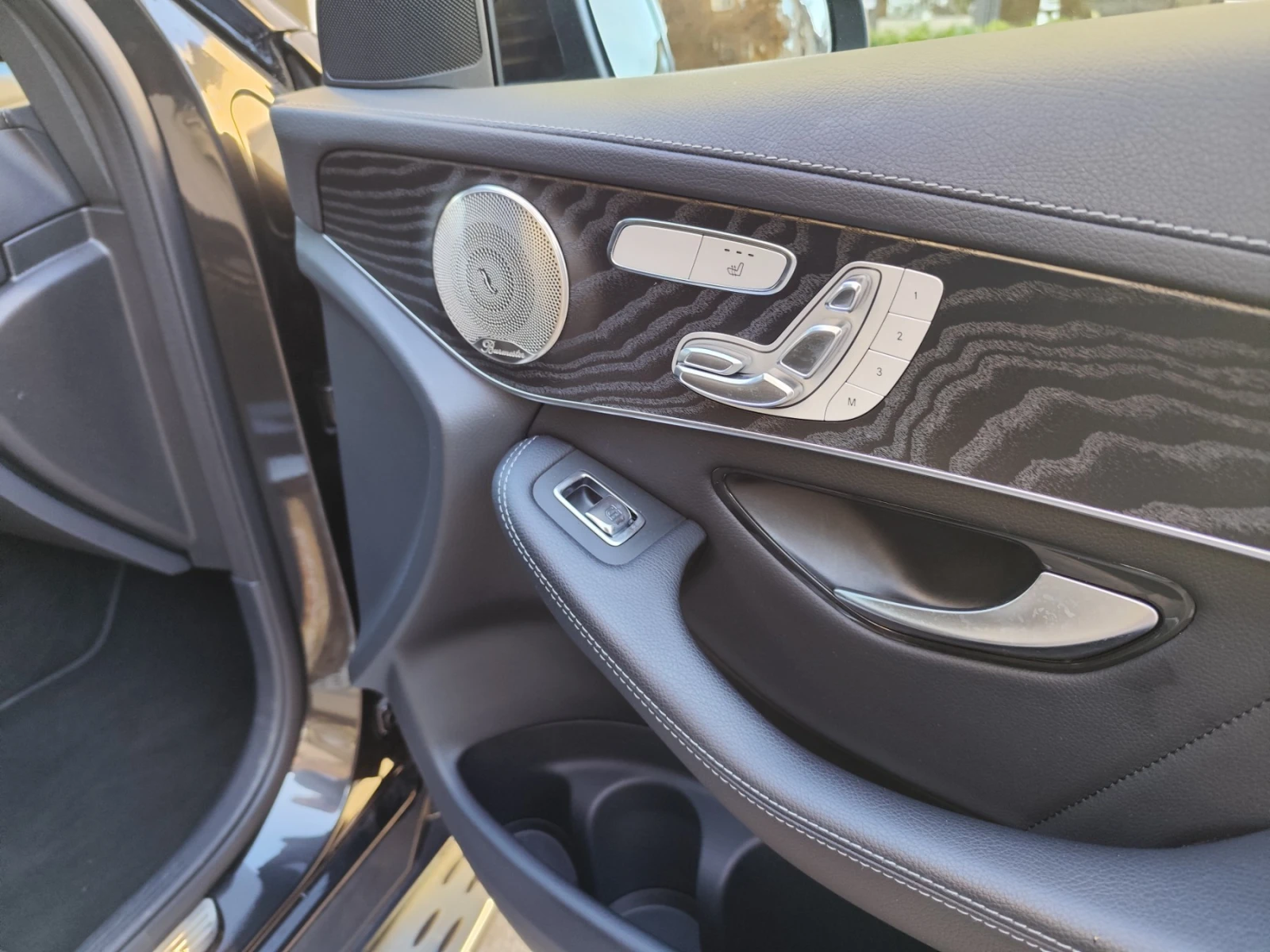 Mercedes-Benz GLC 300 4MATIC* * * AMG* * * PANORAMA* * * plug in hybrid - изображение 8