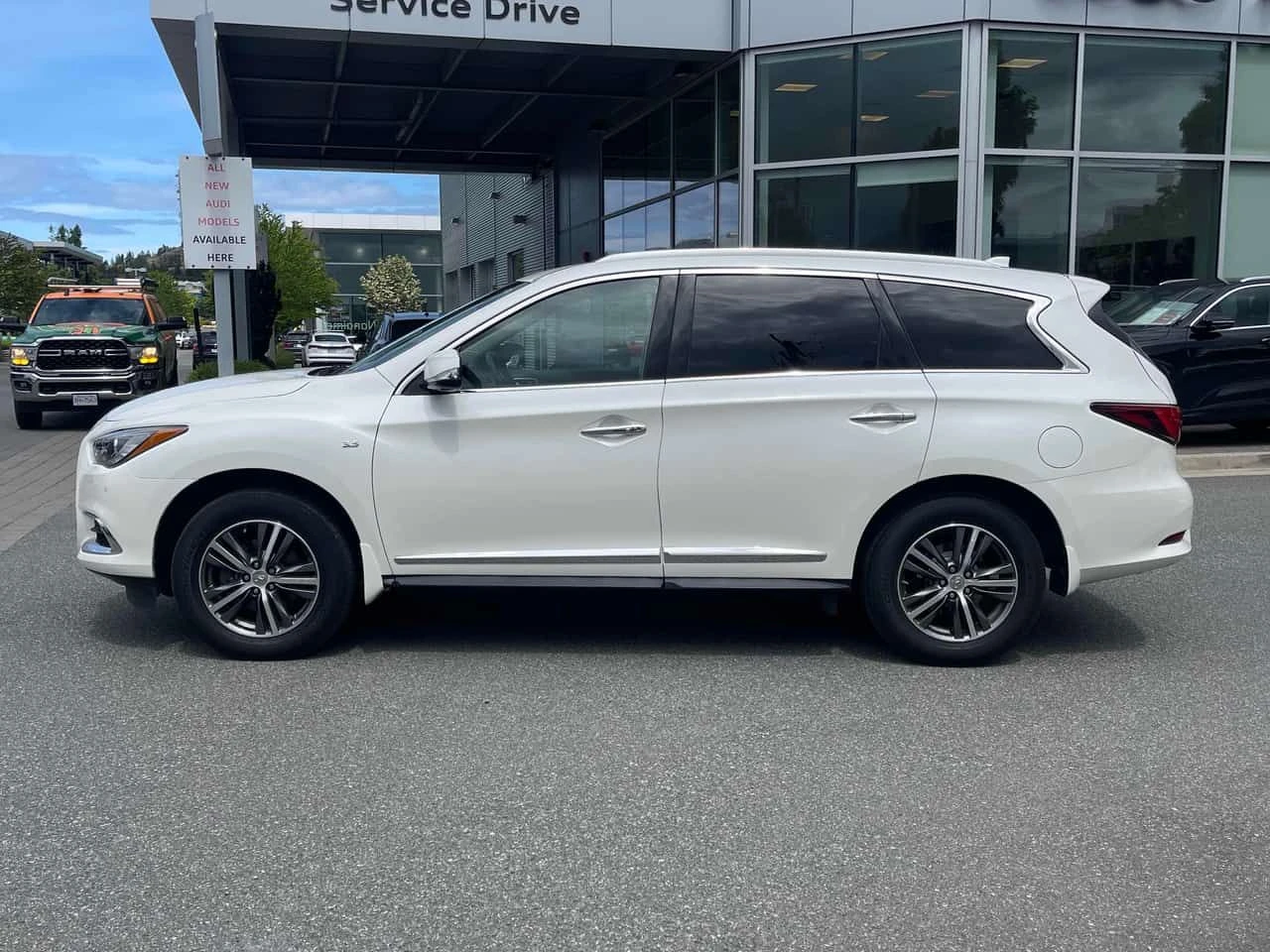 Infiniti QX60 PANORAMA| KEYLESS| 360CAM| CARFAX| , снимка 2 - Автомобили и джипове - 54881539