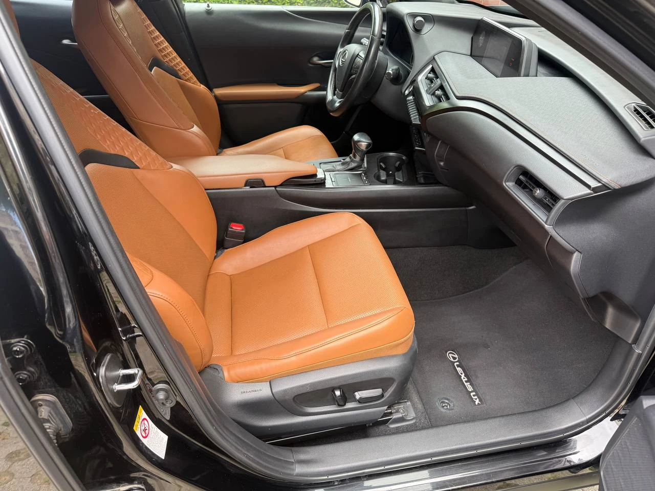 Lexus UX 200, снимка 8 - Автомобили и джипове - 54976962