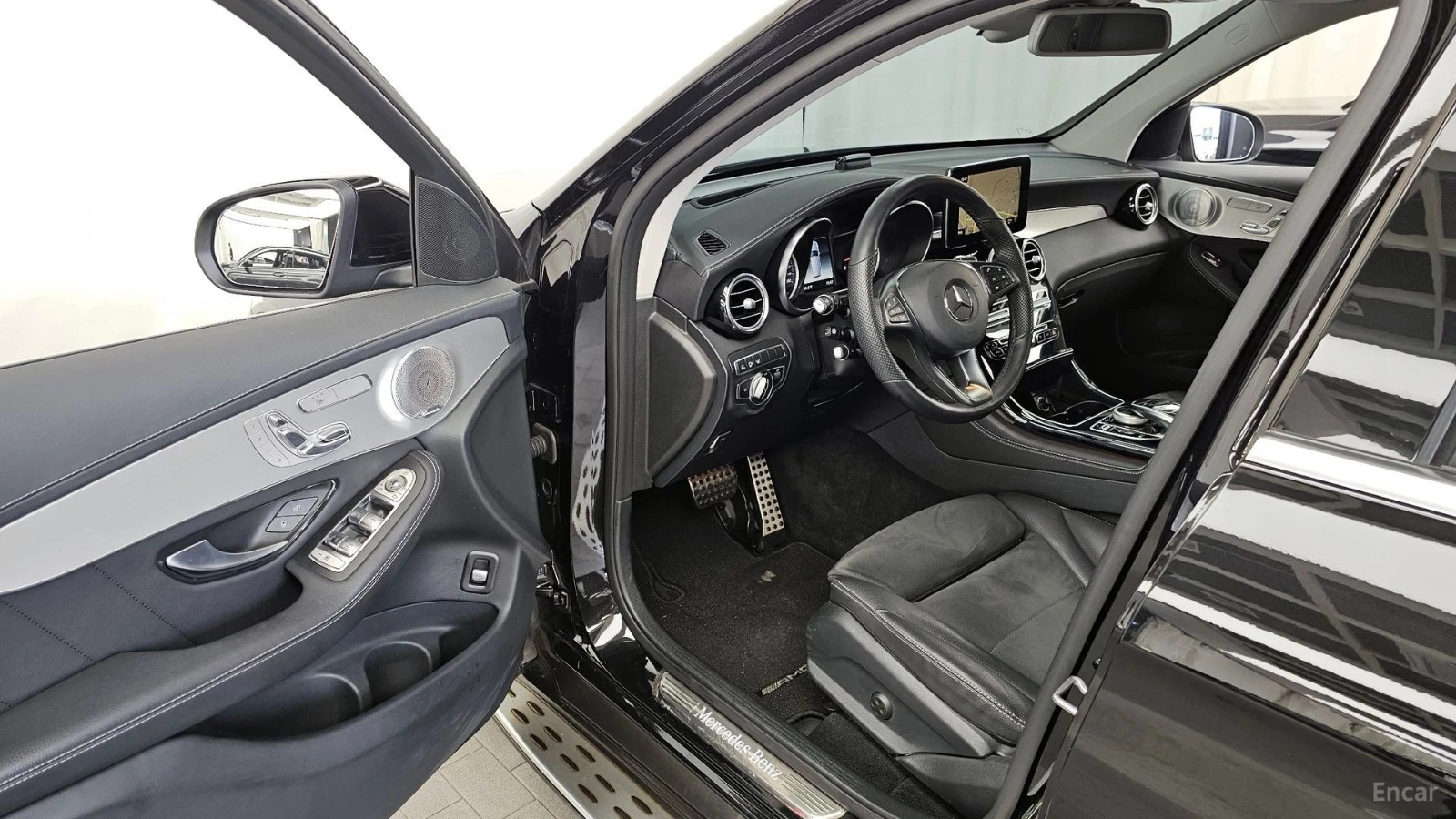 Mercedes-Benz GLC 300 4MATIC/AMG-LINE/DRIVE-ASSISTS/PANOROOF, снимка 5 - Автомобили и джипове - 55624867