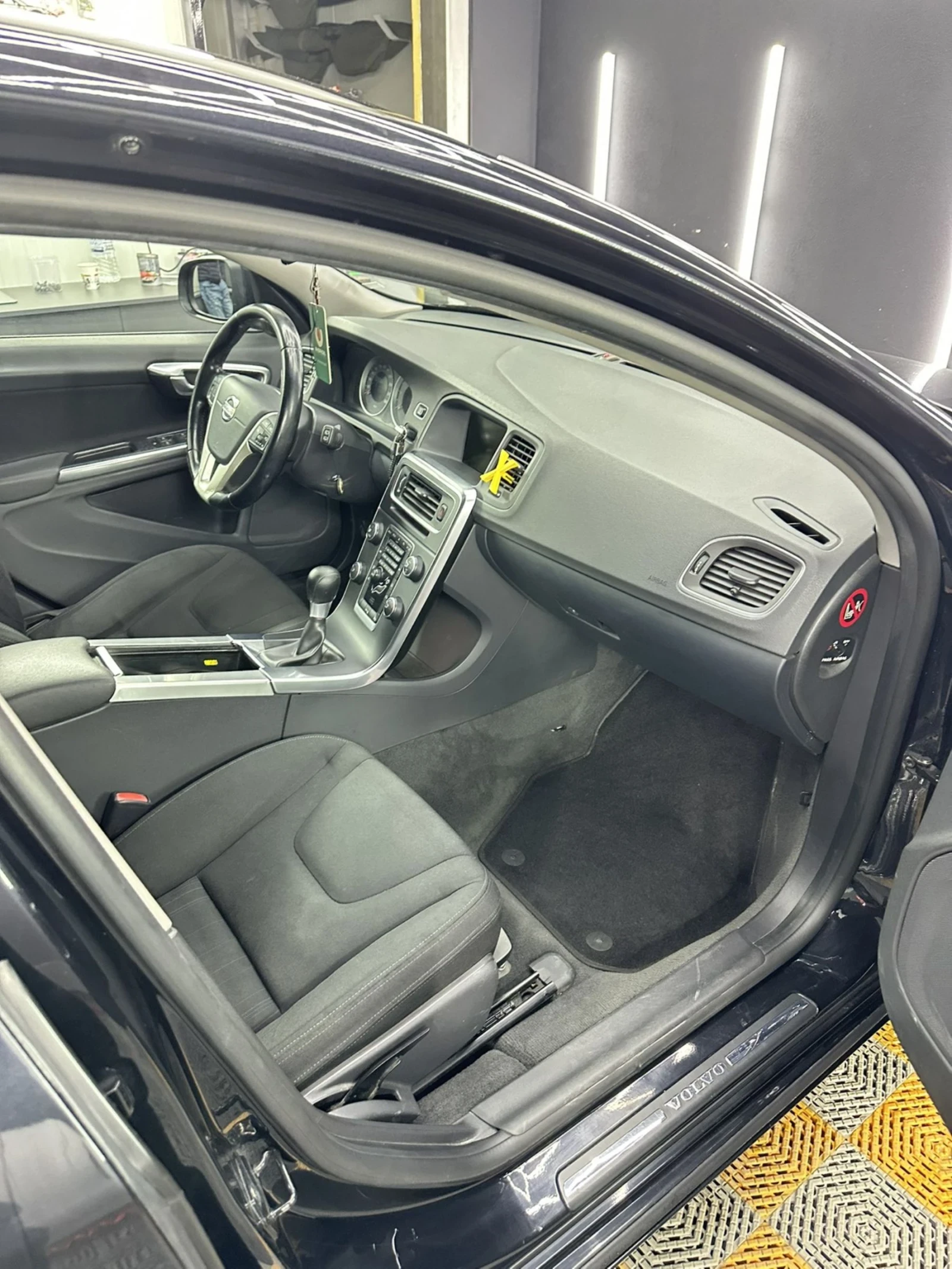 Volvo V60 1.6 D2 eDrive - изображение 10