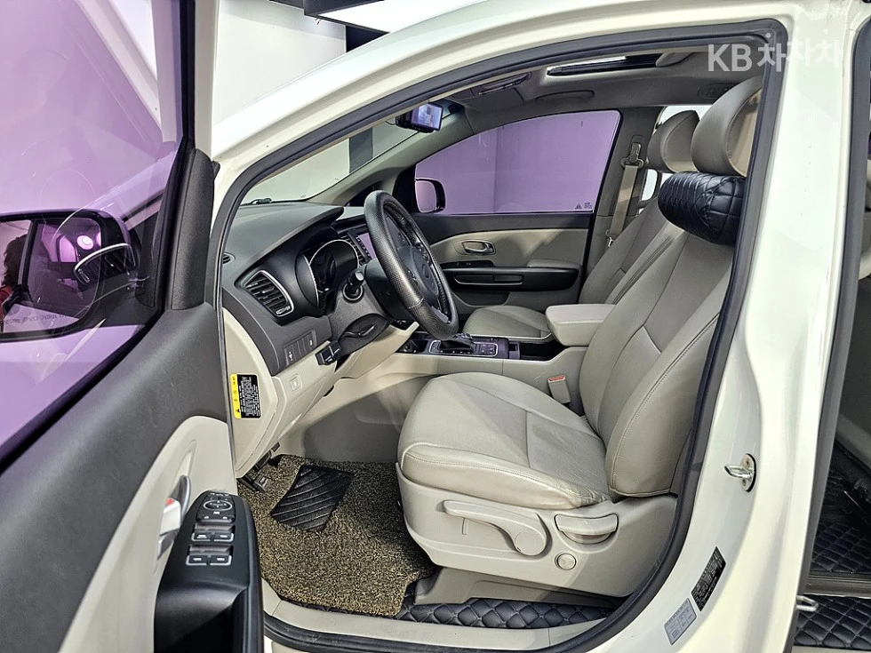 Kia Carnival, снимка 8 - Автомобили и джипове - 55198521