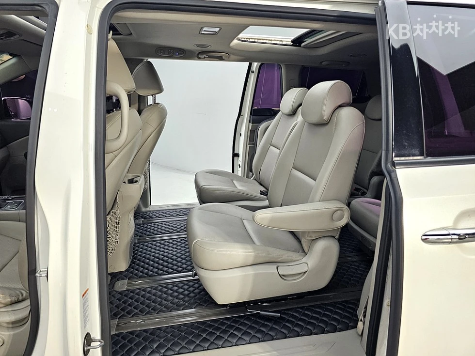 Kia Carnival, снимка 9 - Автомобили и джипове - 55198521