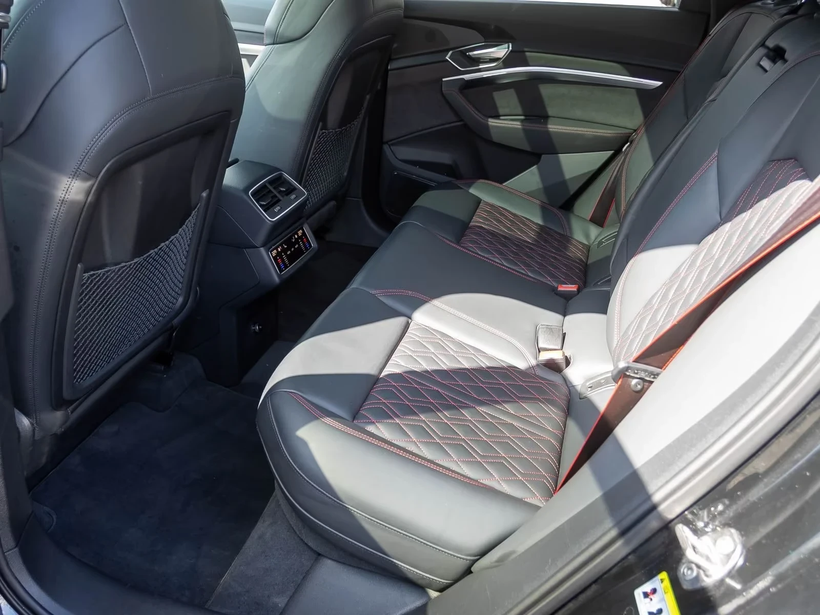 Audi Q8 e-tron 50SportB 3x S-Line Matrix DIST 360 PANO AIR, снимка 16 - Автомобили и джипове - 54476640