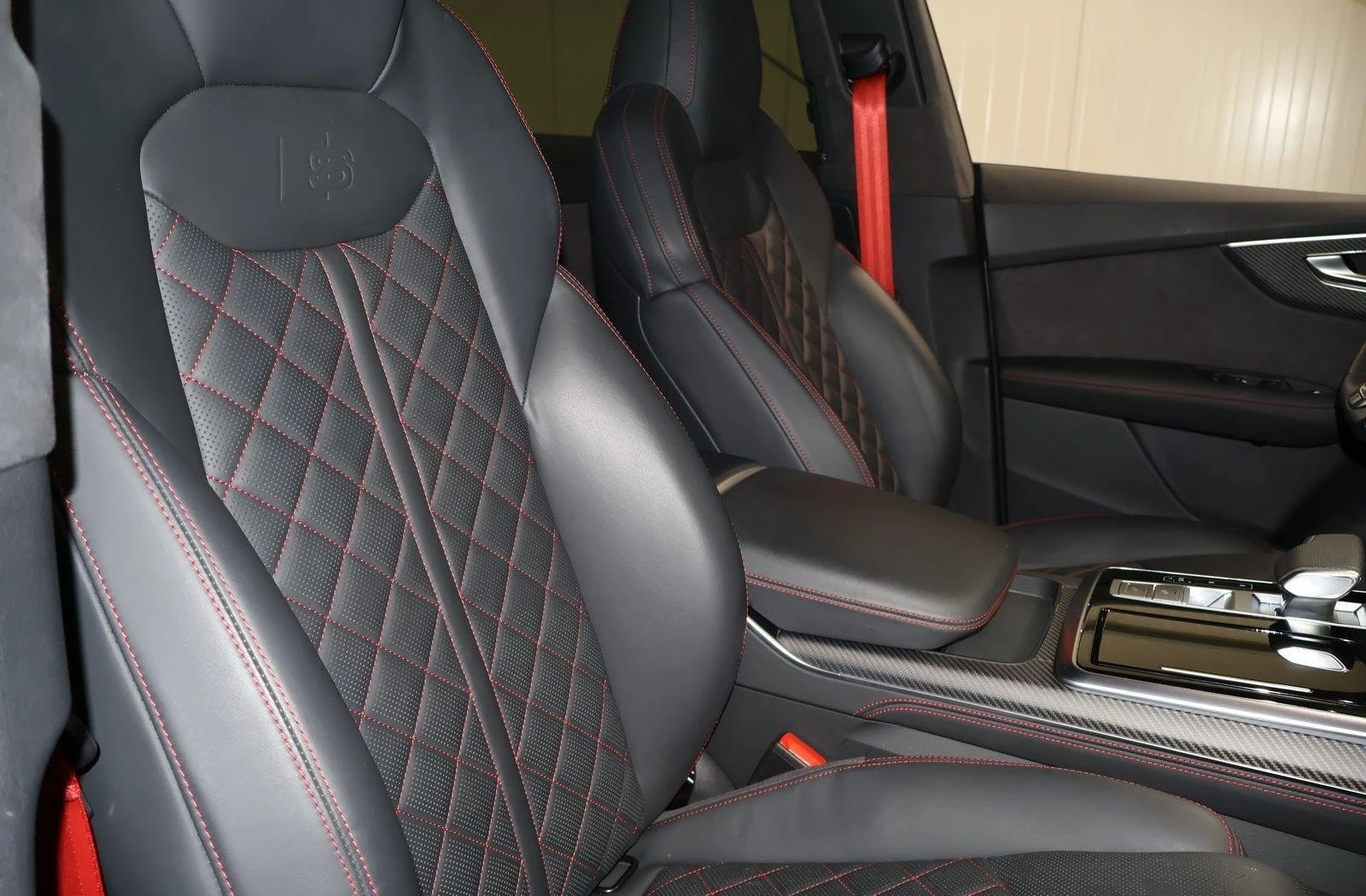 Audi SQ8 FACELIFT / BLAC OPTIC / CARBON / EXCLUSIVE/ MATRIX, снимка 12 - Автомобили и джипове - 56068516