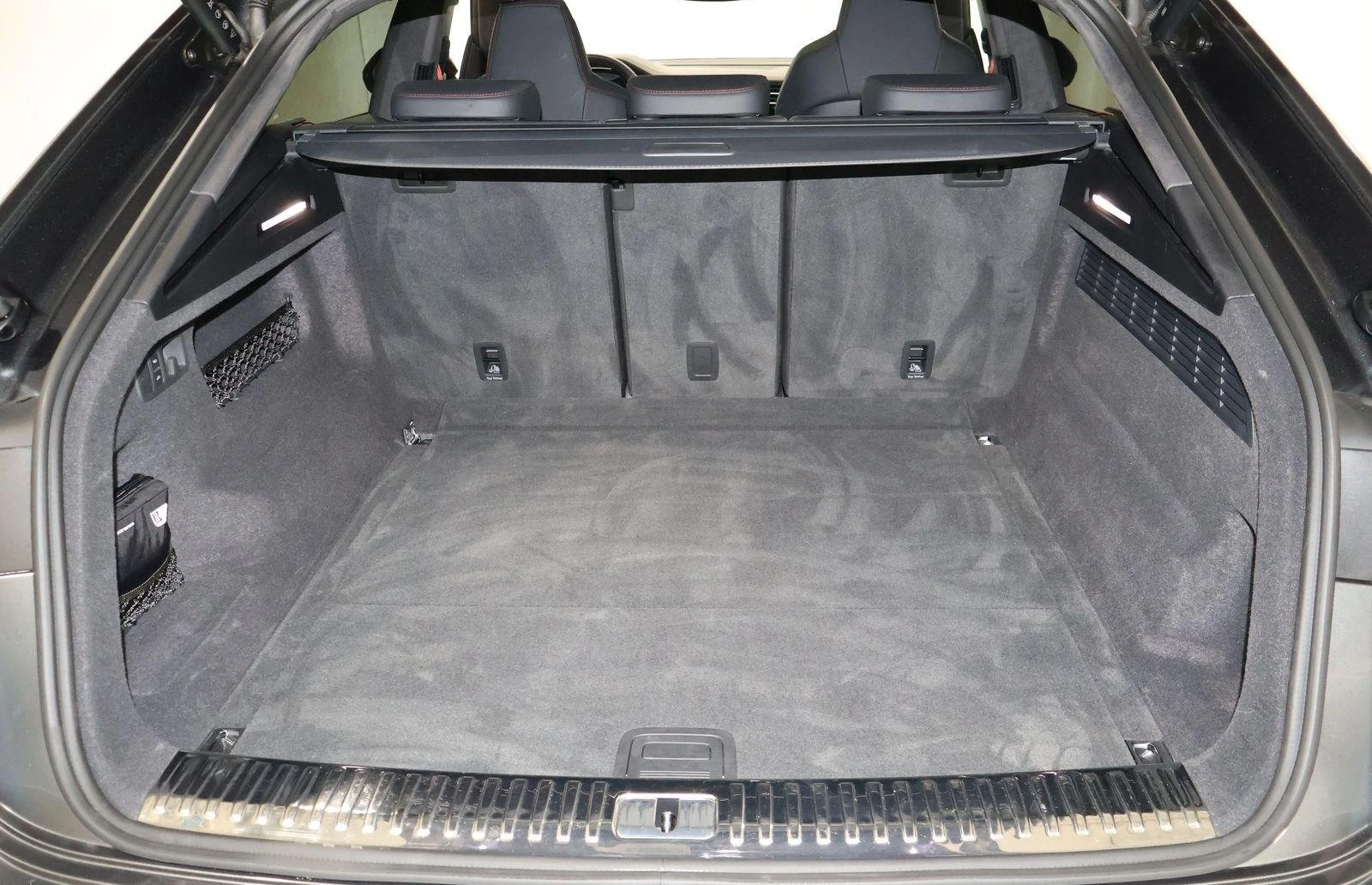 Audi SQ8 FACELIFT / BLAC OPTIC / CARBON / EXCLUSIVE/ MATRIX, снимка 17 - Автомобили и джипове - 56068516