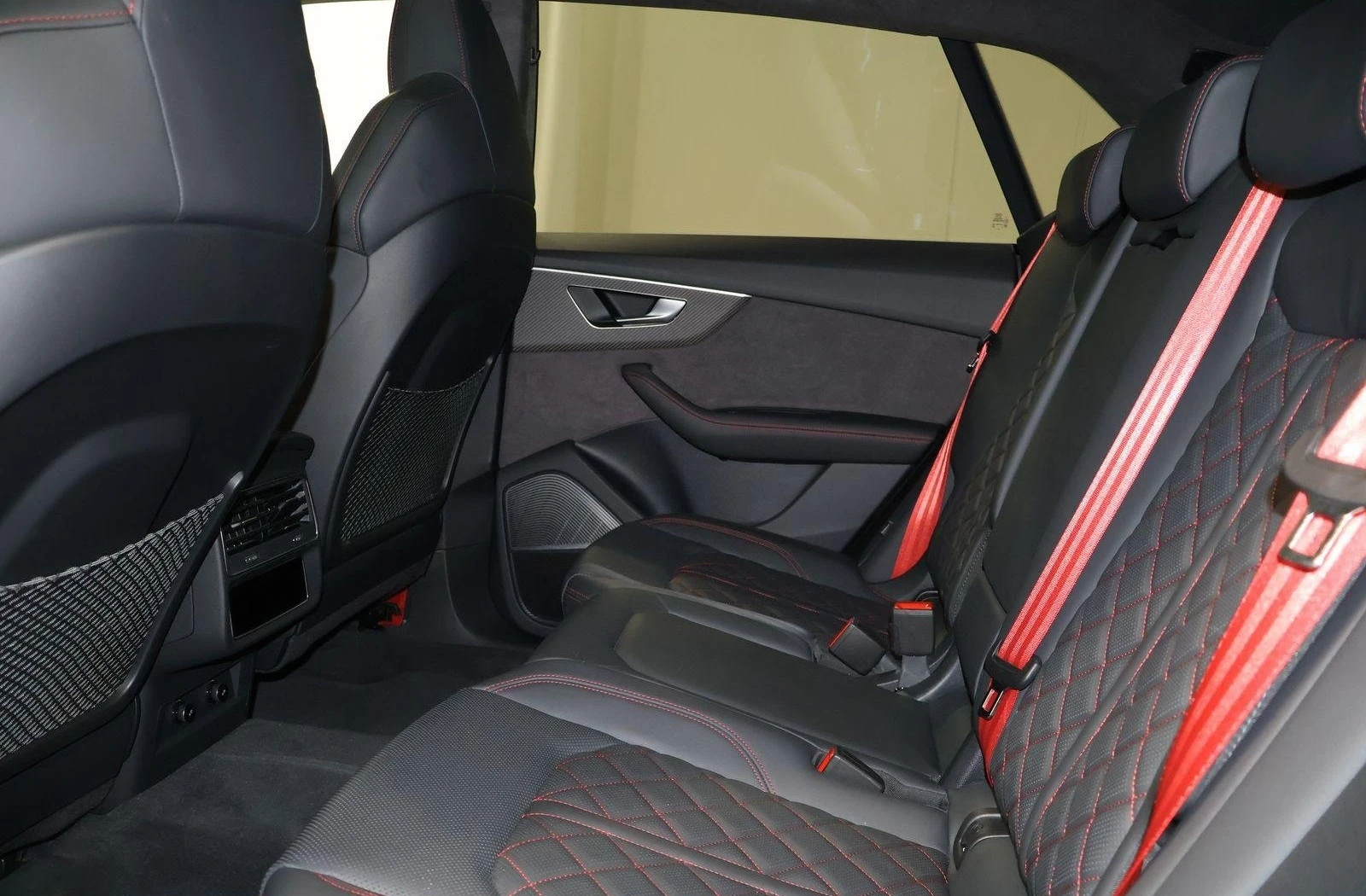 Audi SQ8 FACELIFT / BLAC OPTIC / CARBON / EXCLUSIVE/ MATRIX, снимка 15 - Автомобили и джипове - 56068516