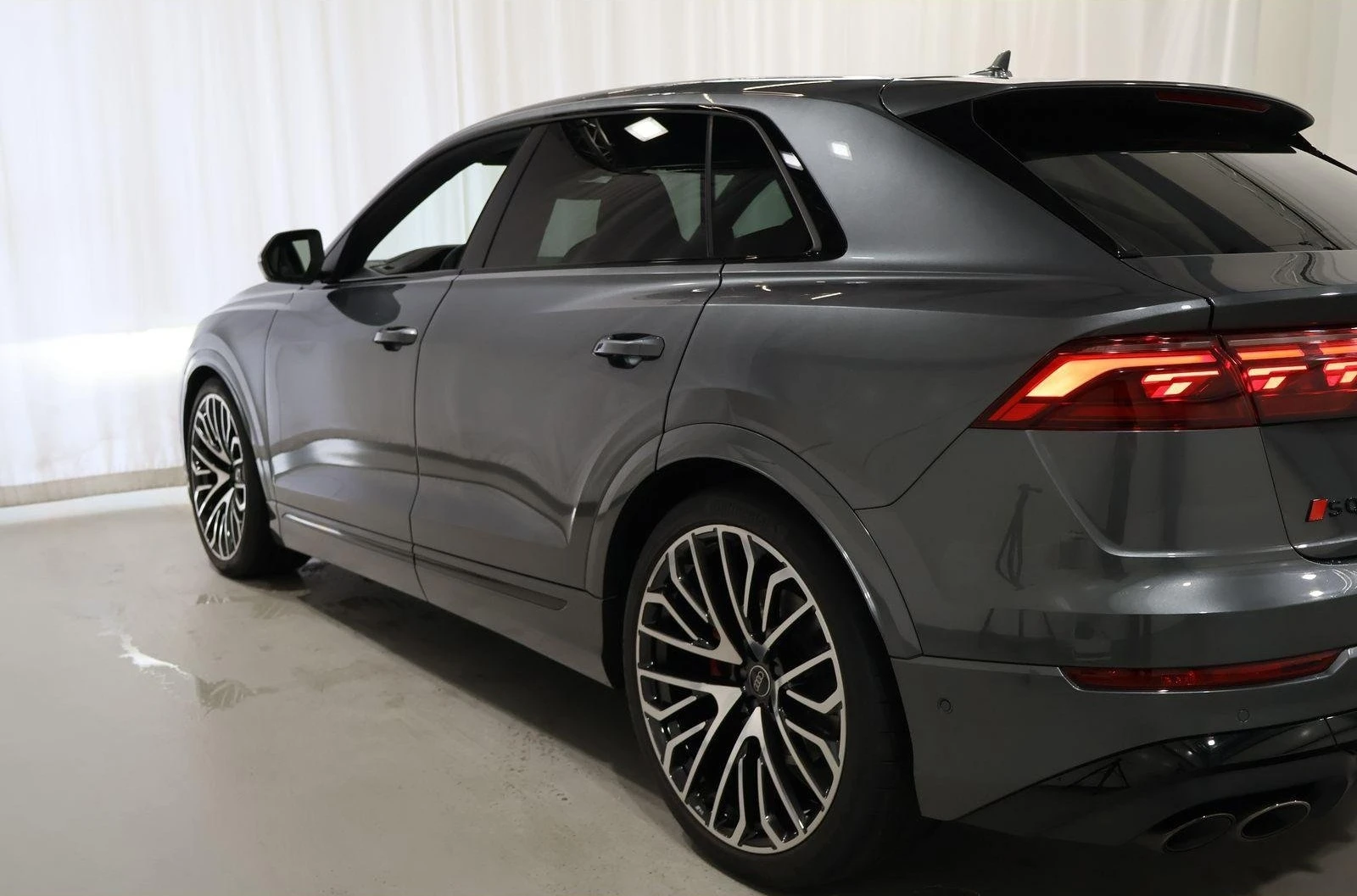 Audi SQ8 FACELIFT / BLAC OPTIC / CARBON / EXCLUSIVE/ MATRIX, снимка 3 - Автомобили и джипове - 56068516