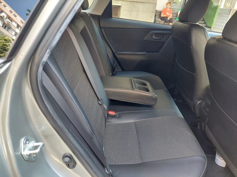 Toyota Auris 2.0 D4D FULL TOП!!, снимка 12 - Автомобили и джипове - 51596944