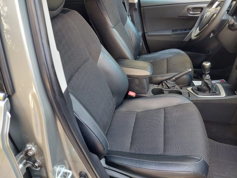 Toyota Auris 2.0 D4D FULL TOП!!, снимка 11 - Автомобили и джипове - 51596944