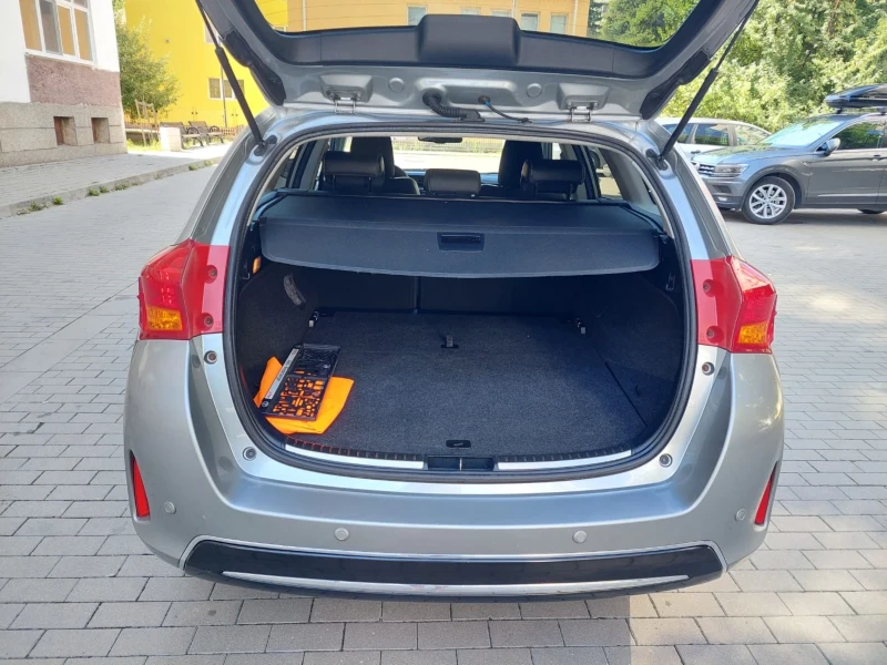 Toyota Auris 2.0 D4D FULL TOП!!, снимка 16 - Автомобили и джипове - 51596944