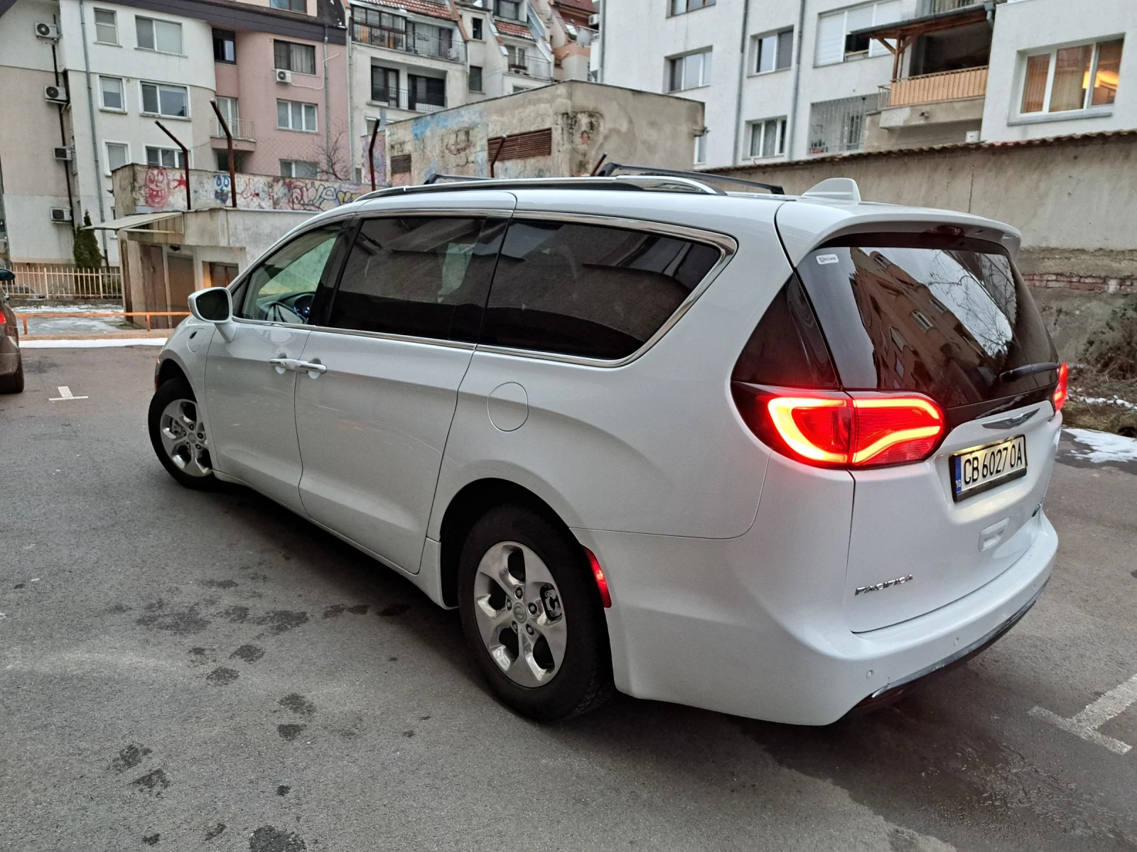 Chrysler Pacifica 3.6i plug-in hybrid - изображение 4