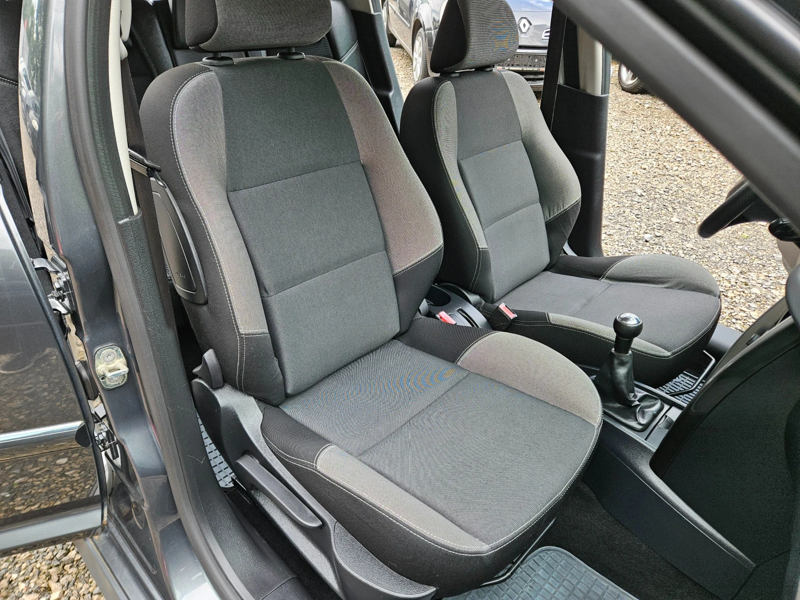 Peugeot 207 1.6HDI 95кс. Facelift, снимка 13 - Автомобили и джипове - 54525737