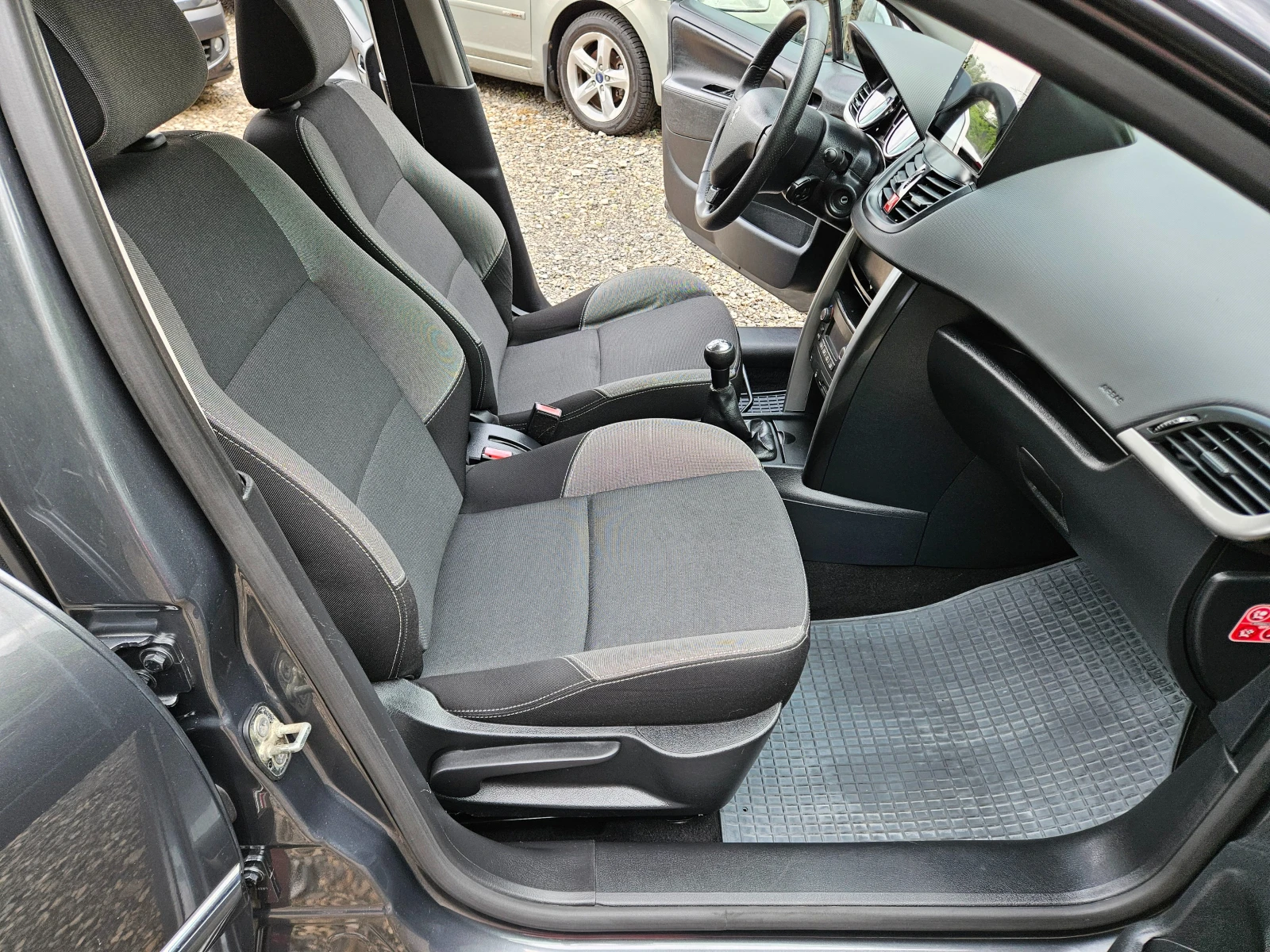 Peugeot 207 1.6HDI 95кс. Facelift, снимка 12 - Автомобили и джипове - 54525737