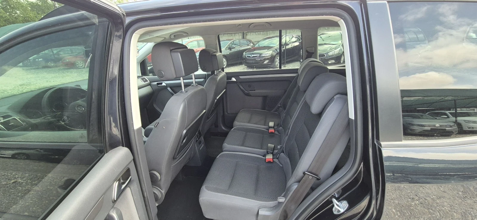 VW Touran 7-местен, снимка 11 - Автомобили и джипове - 54775770
