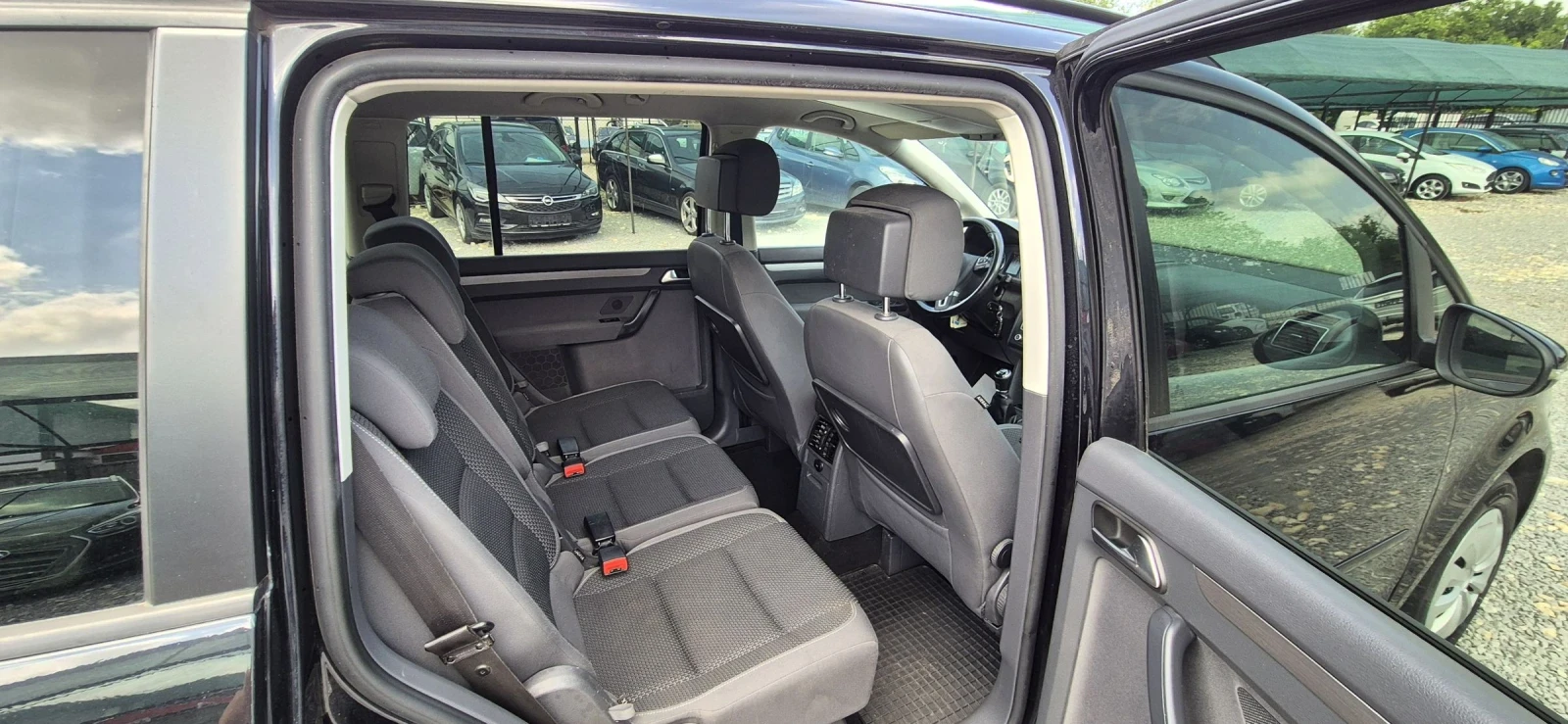 VW Touran 7-местен, снимка 13 - Автомобили и джипове - 54775770