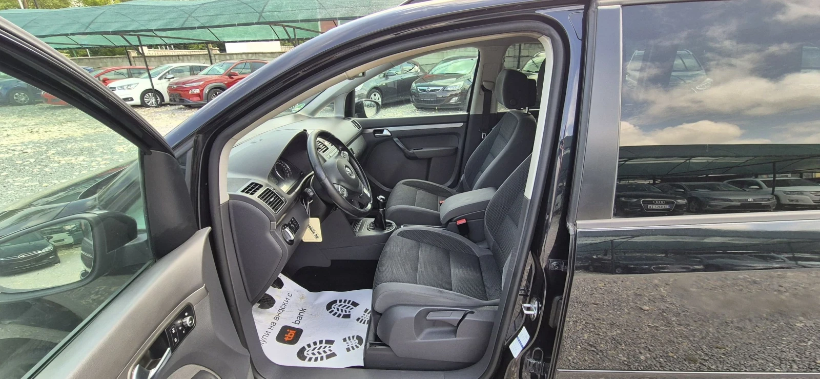 VW Touran 7-местен, снимка 12 - Автомобили и джипове - 54775770