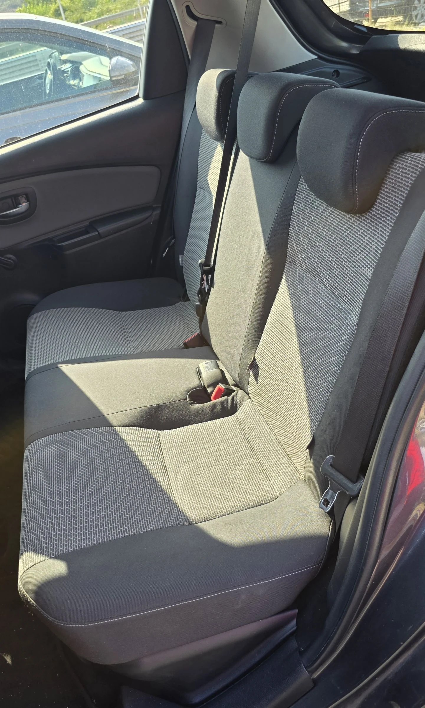 Toyota Yaris 1.5 Hybrid , снимка 8 - Автомобили и джипове - 55408511