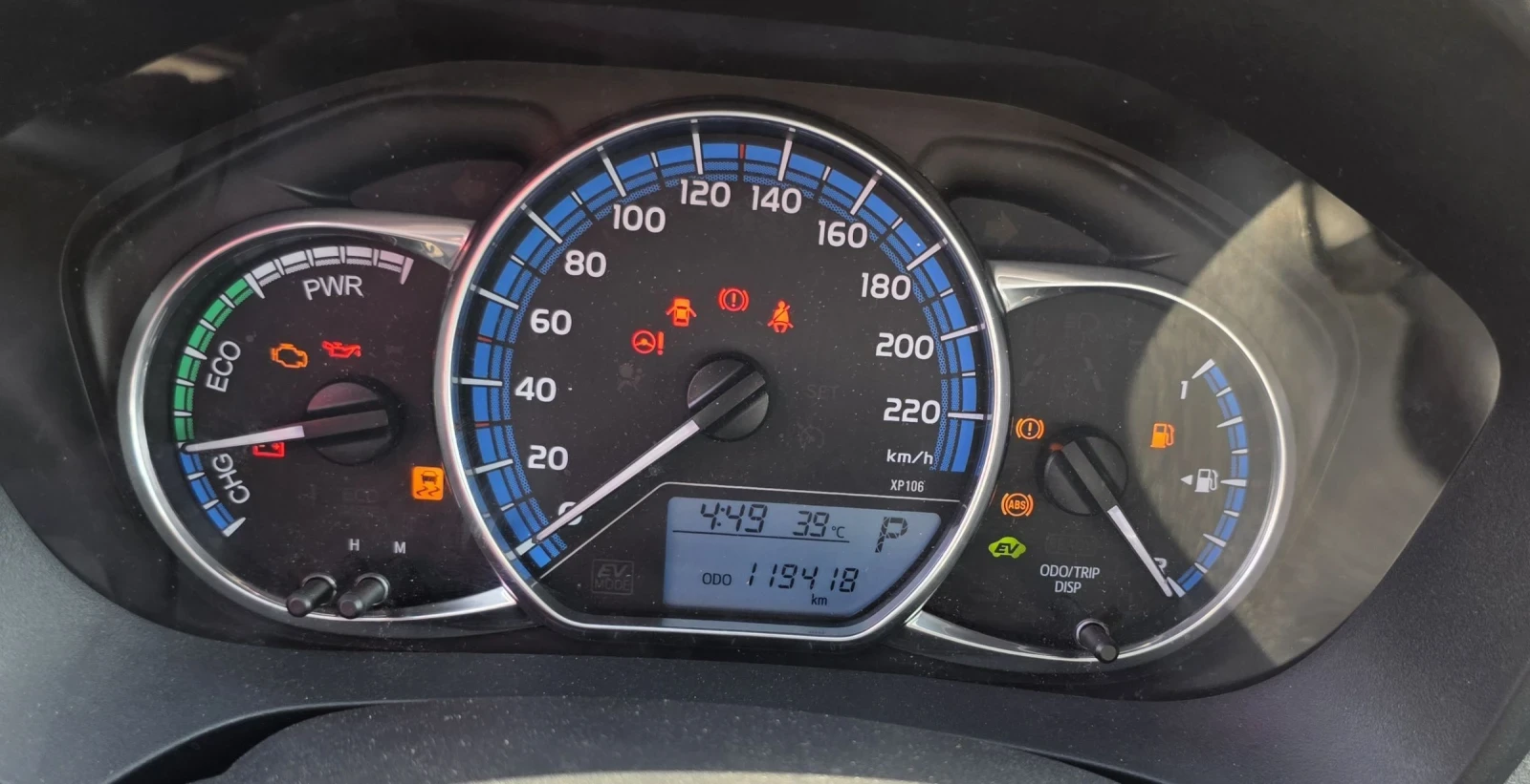 Toyota Yaris 1.5 Hybrid , снимка 11 - Автомобили и джипове - 55408511