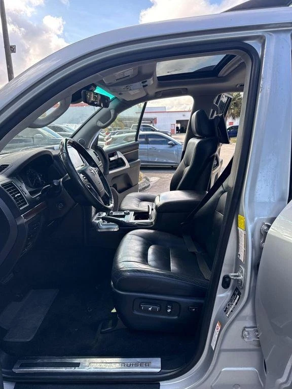 Toyota Land cruiser 5.7 V8 * * ЧЕРЕН САЛОН * * FACE * * CARFAX * * , снимка 11 - Автомобили и джипове - 53421823