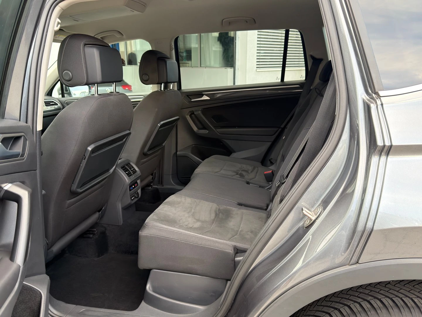 VW Tiguan LWB Highline 2.0TDI 4MOTION BMT, снимка 8 - Автомобили и джипове - 53322449