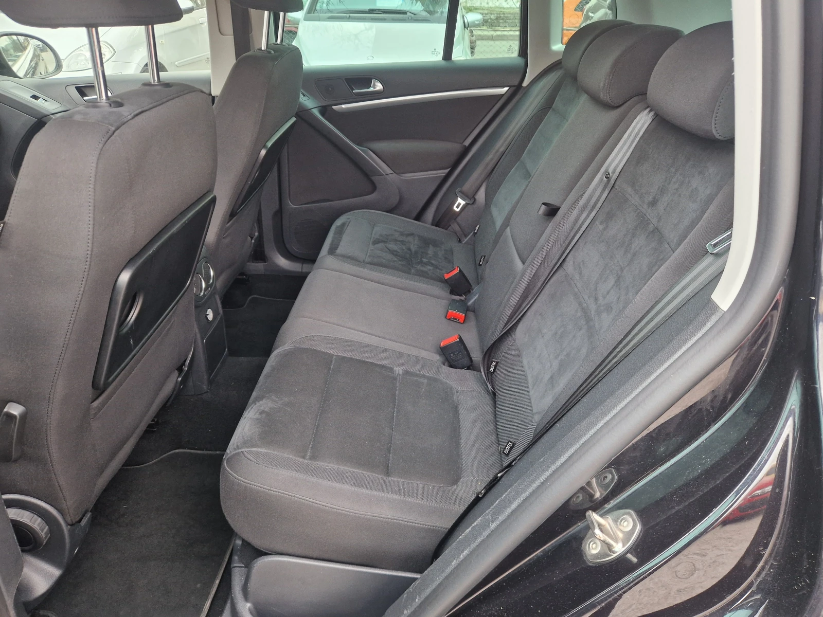 VW Tiguan 2.0ТДИ, снимка 15 - Автомобили и джипове - 53949240