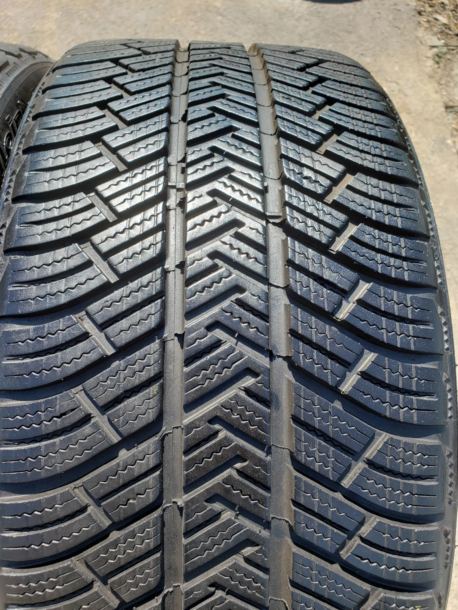 Гуми Зимни 295/30R20, снимка 3 - Гуми и джанти - 55951094
