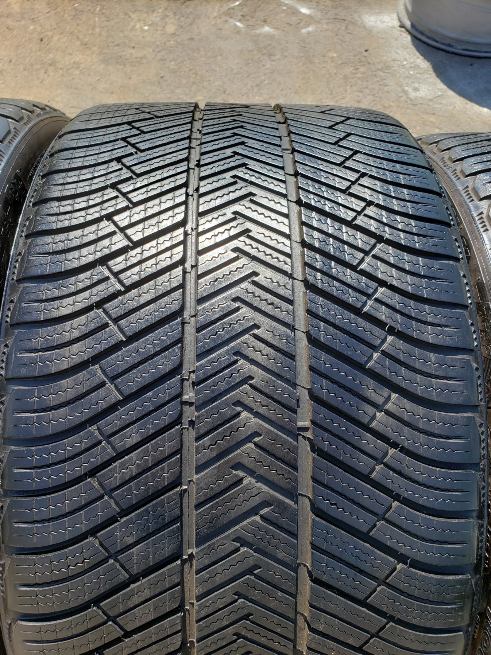 Гуми Зимни 295/30R20, снимка 4 - Гуми и джанти - 55951094