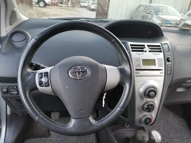 Toyota Yaris 1.0vvt, снимка 8 - Автомобили и джипове - 47475976