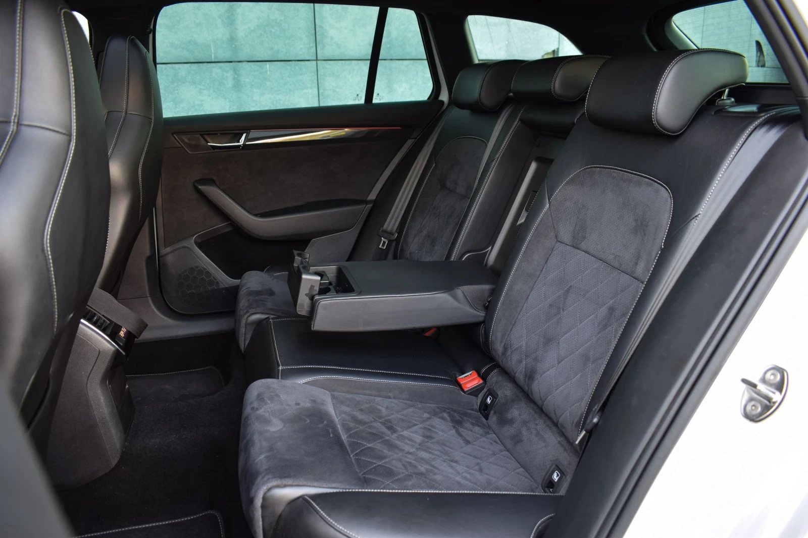 Skoda Superb 2.0 Tdi Sportline , снимка 12 - Автомобили и джипове - 55108528