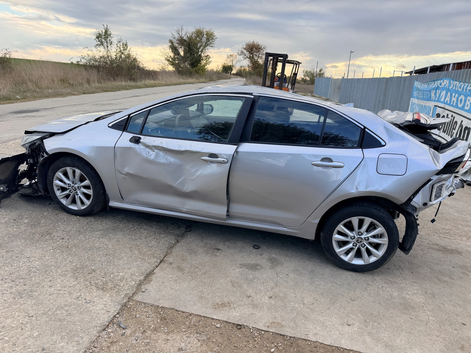 Toyota Corolla 1.8 VVTi Hybrid, снимка 6 - Автомобили и джипове - 56662640