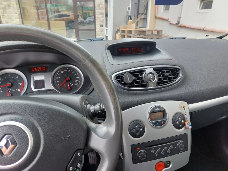 Renault Clio, снимка 8 - Автомобили и джипове - 49463663